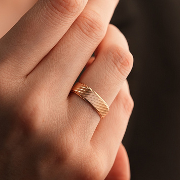 Обручальное кольцо из красного золота с алмазной гранью 500-000-062