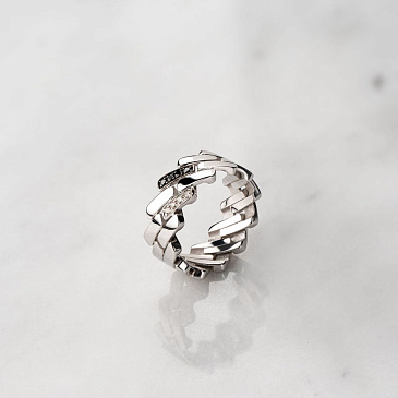 Дизайнерское кольцо из белого золота с белыми и черными бриллиантами 921880ЧБ